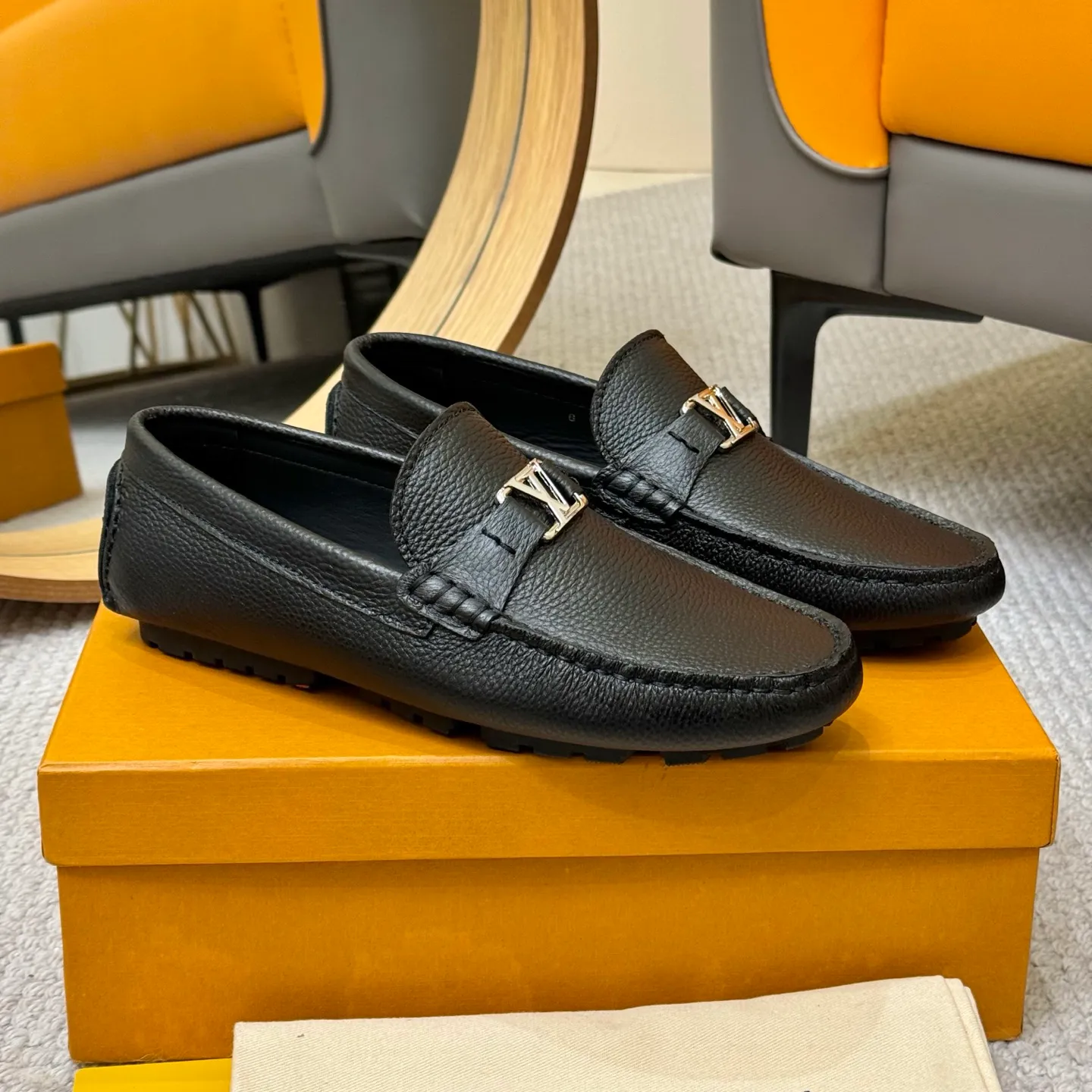 Men's men's shoes 💰420 (Yangli) LV 2⃣️0⃣️2⃣️5️⃣Spring and summer counter GLORIA series models ✈️Original factory special leather production, original last type. A classic driving slip-on casual shoe that shows an elegant style with exquisite craftsmanship details such as Monogram embossing all over the upper🌀Italian imported calfskin fabric Sheepskin foot pads➕Inside～Private mold replica sole Unique style Comfortable driving slip-on Size: 4-12 (38-46) Comes with [Counter packaging: original box, wrapping paper, card, instruction manual, shoehorn, cloth bag] No pressure to enter and leave the counter!